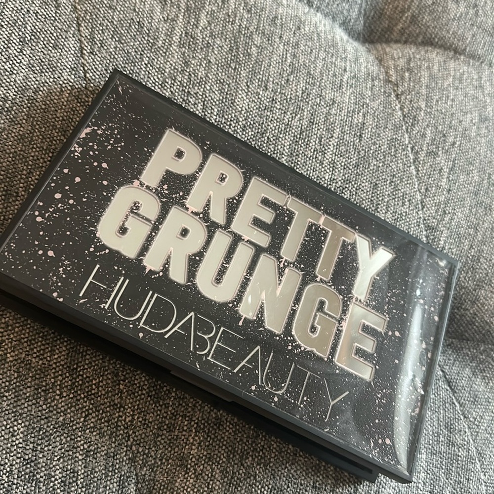 Pretty Grunge eyeshadow Hudabeauty